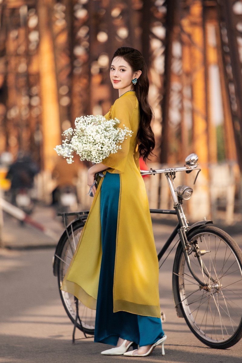Áo Dài Lụa Vàng Mù Tạt Phối Quần Xanh Cổ Vịt